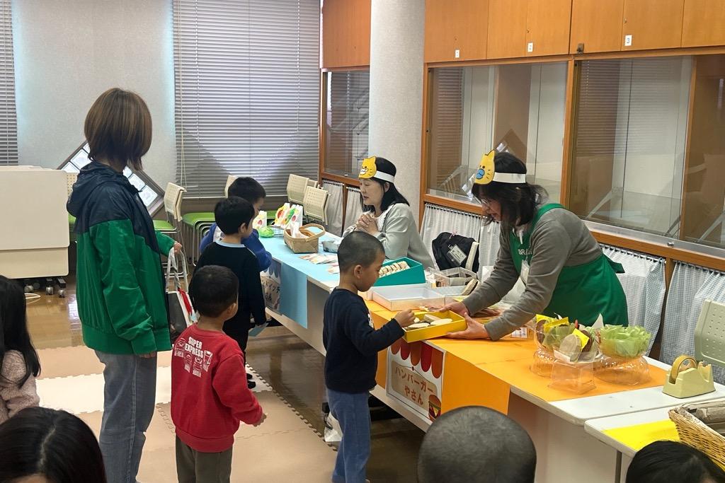 おはなし会で秋のパンまつり画像